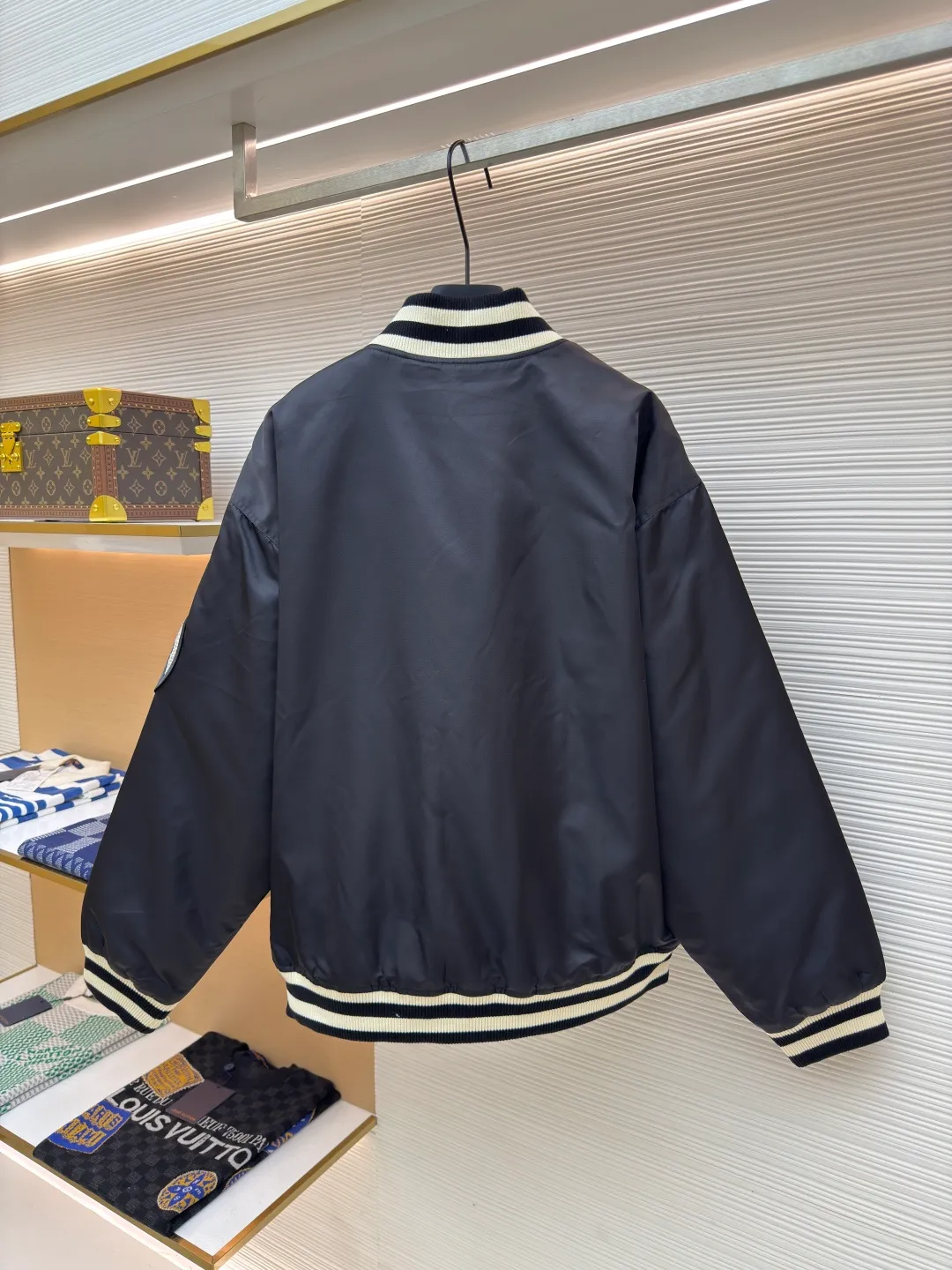 LOUIS VUITTON Color Diamond Zhangzi Cotton Clothes ●Authentic product: Purchased and developed for 28900 ●Item number: 1681999-D70 ●Fabric: nylon semi-matt twill fabric ●Technology: Positioned cutting machine production ●Version: Fitted version ●Weight: about 955 grams ●Size: 44-46-48-50 ●Description: The fabric is made of nylon semi-matt twill, the lining is made of rayon twill satin, the embroidered vertical strips are cotton lining, the placket is made of sandwich 1200, the chapter is embroidered with Tajima embroidery machine imported from Japan, the acetate twill satin is white as the base, and the satin has high gloss as the rhinestone base, which can make the light more diffuse, a total of three The pattern is combined to form a complete chapter pattern. All rhinestone positions are restored according to the Y version 1:1 position. The rhinestone template is made by hand with a single specification and a single number of positions. Two specifications of imitation Austrian diamonds, 4 and 2 ri, are used. The rhinestones are manually brushed and filmed to make the hot rhinestone pattern. The hot rhinestone pattern is placed purely by hand. The corners are all positioned on the inside of the embroidery black line. Constant-temperature and constant-time automatic pressing ensures wash fastness. The finished diamond chapter is hand-embroidered and pasted on the front panel. The left and right panels are restored and stitched together, and come with a 1.8cm glossy topcoat four-button buckle.